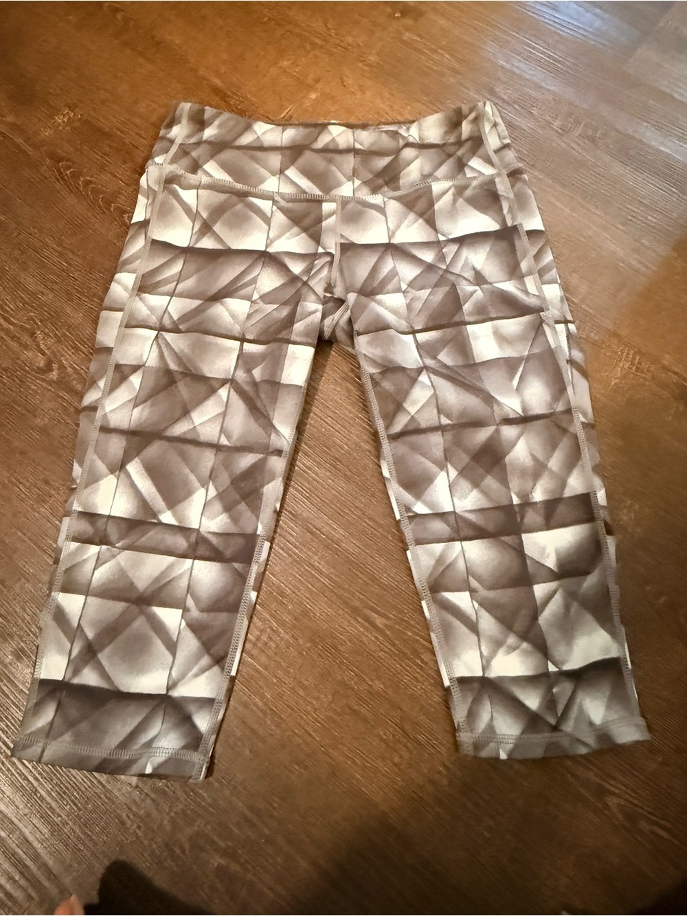 Athleta Gray Geometric Capri Leggings Sz M